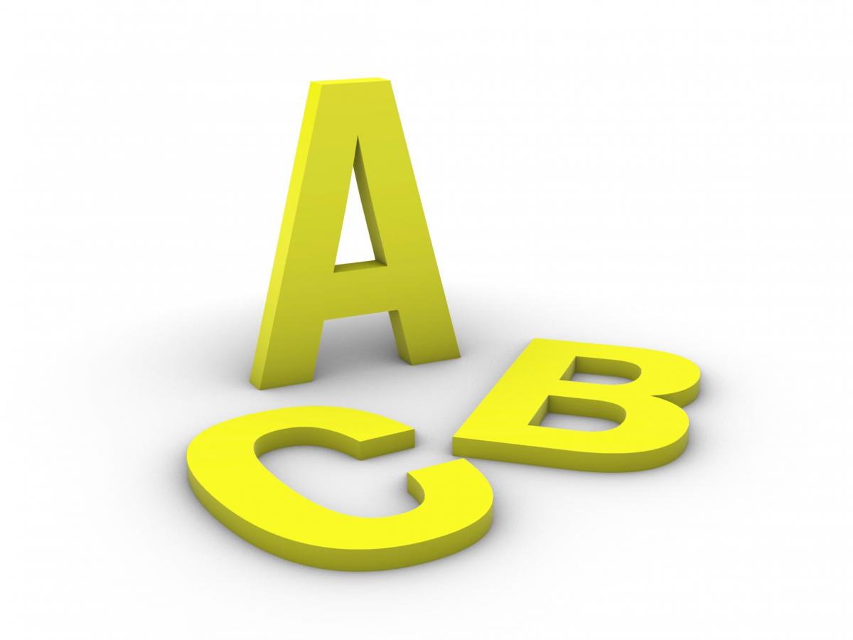 Buchstaben aus gelbem Acryl in einer Detailansicht